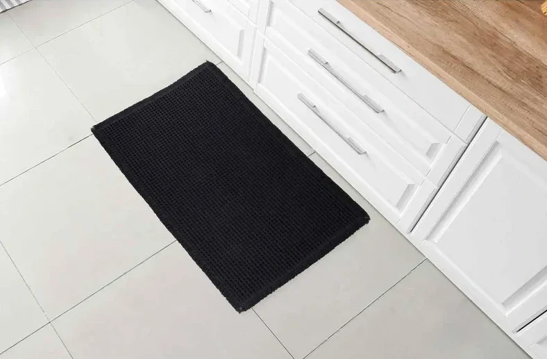 Dywanik nowoczesny Waffle czarny w kuchni