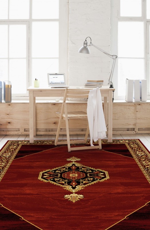 Dywan wełniany klasyczny Agnella Isfahan Uriasz kolor rubin  w gabinecie z sosnowym biurkiem i krzesłem