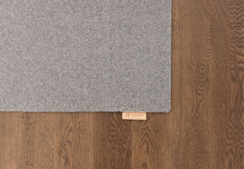 Dywan wełniany Agnella Ladnini Morphic Blooms szary dywanywitek (2).jpg