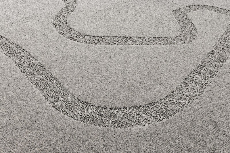 Dywan wełniany Agnella Ladnini Morphic Blooms szary dywanywitek (4).jpg