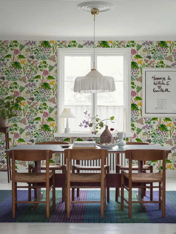 Tapeta w kwiaty do jadalni Borastapeter Icons 1792 Rabarber.webp