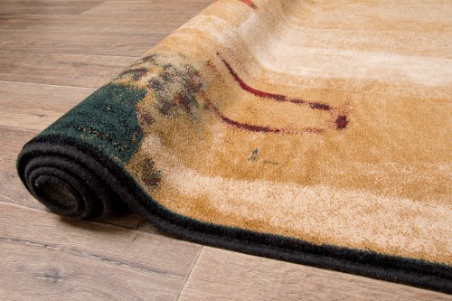 Lekko zwinięty dywan wełniany Dywilan Omega Kioto czerwony na orzechowej podłodze