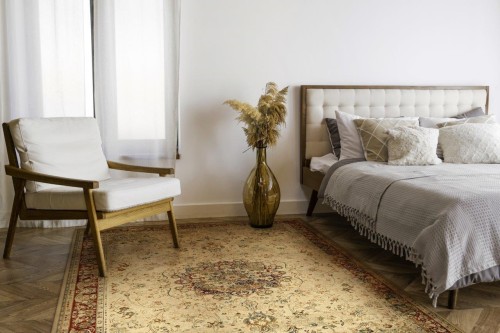 W sypialni dywan wełniany klasyczny Dywilan Polonia Kordoba jasny rubin