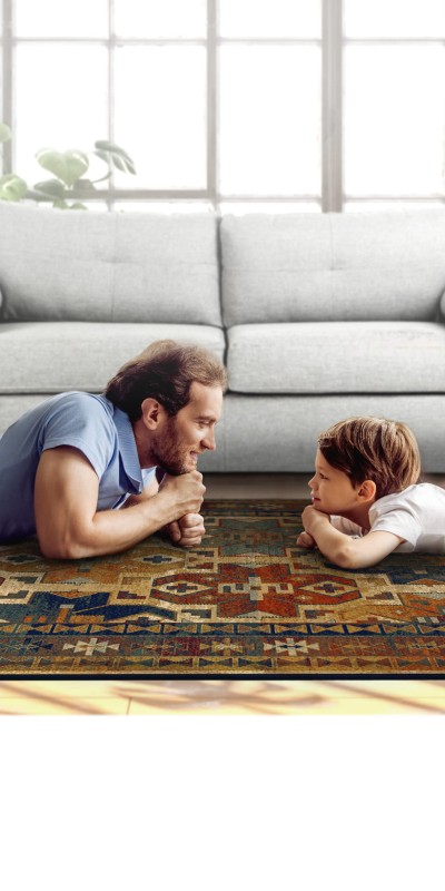 Tata z synem leżący na dywanie Dywilan Omega Rohan jasny rubin