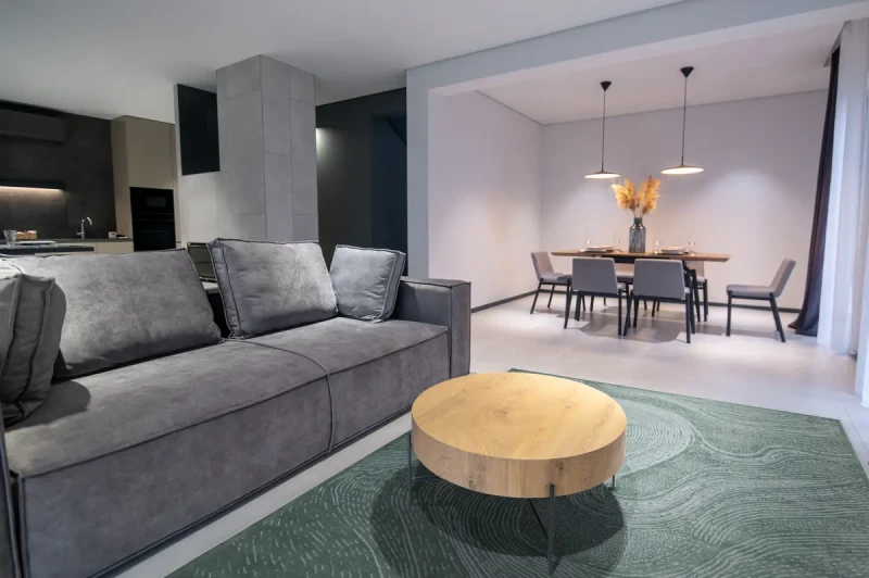 Dywan nowoczesny FD Sensi Branco malachit w salonie przy sofie