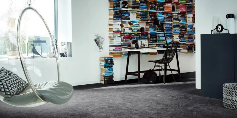 Wykładzina dywanowa  w pokoju młodzieżowym AW Illusion 99 ciemnoszara