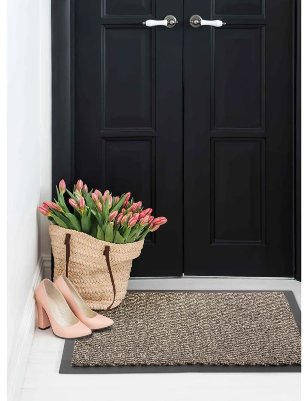 Wycieraczka podgumowana Liguria brąz przy drzwiach