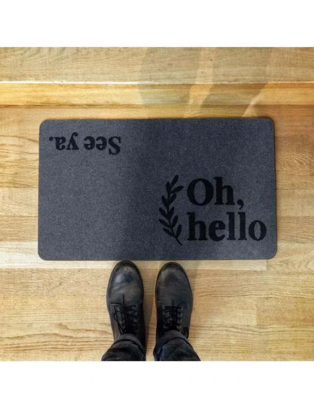 Wycieraczka Flock New Oh Hello przed drzwiami