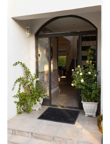 Wycieraczka podgumowana Tivoli Liście czarny przed drzwiami