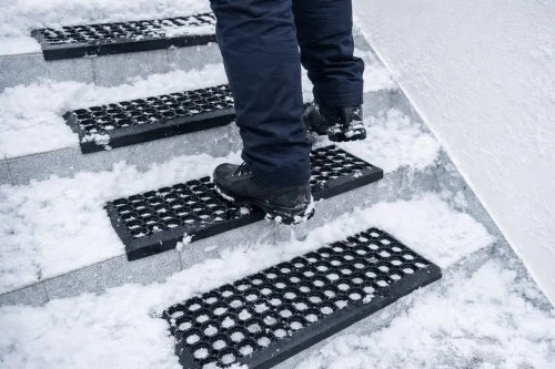 Nakładki na śliskie schody