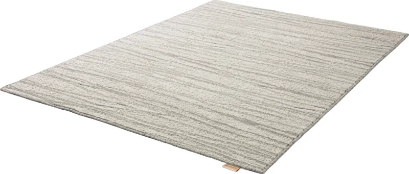 Dywan wełniany Agnella Noble Tejat jasny szary - rzut z ukosa