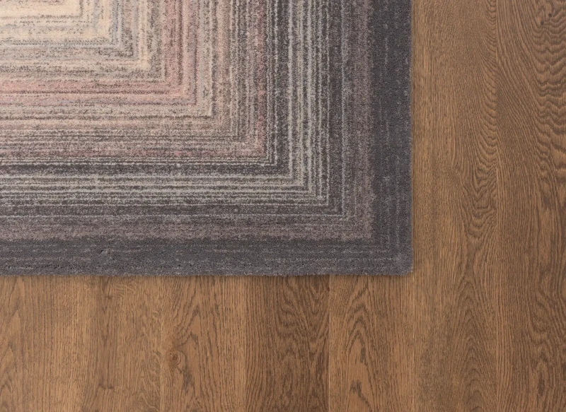 Dywan wełniany Agnella Agnus Plomo w kolorze antracytowym - róg dywanu