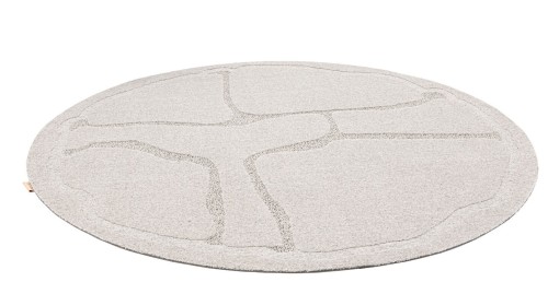 Jasnoszary dywan wełniany koło Agnella Ladnini Morphic Organica - rzut ukośny