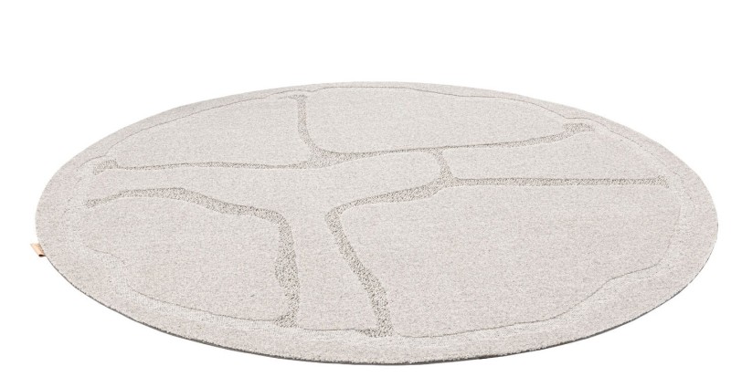 Jasnoszary dywan wełniany koło Agnella Ladnini Morphic Organica - rzut ukośny