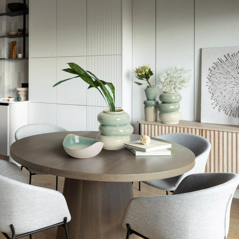 Wazon ceramiczny Liana 3 w kolorze kremowo+miętowym w aranżacji japandi