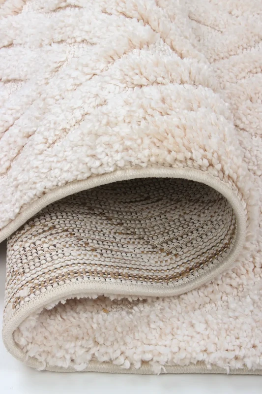 Zbliżenie na runo i obszycie dywanu boho shaggy Berber 7059 ivory