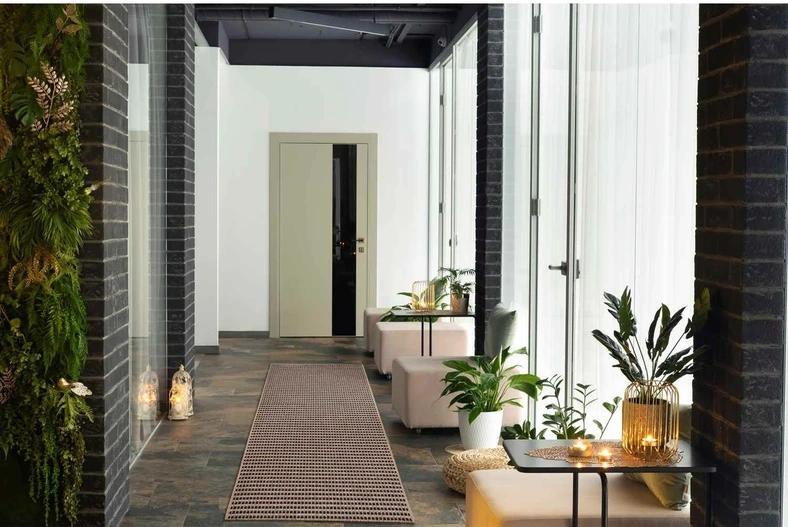 Dywan zewnętrzny Kenzy kratka beżowo-czarny aranżacja