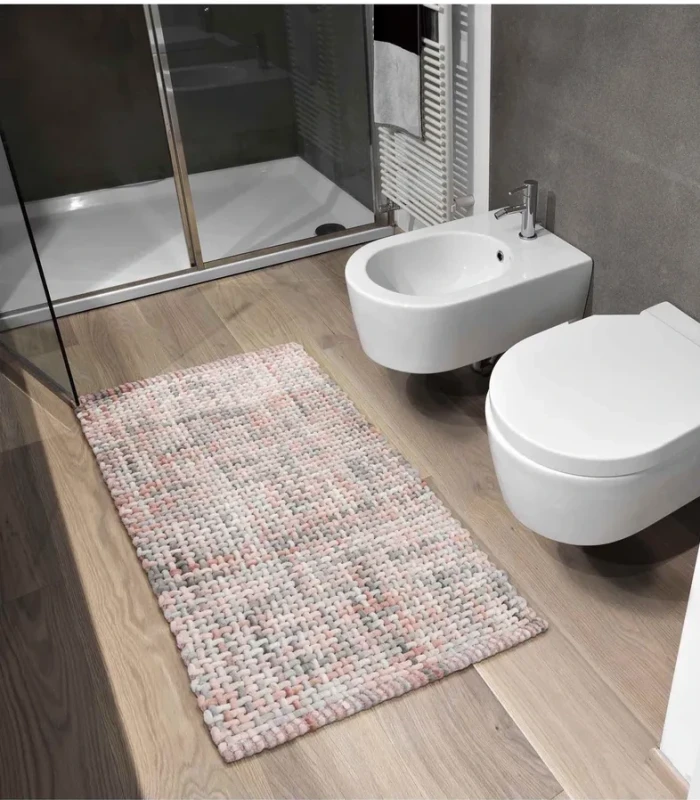 Dywanik łazienkowy Belweder melanż różowo-szary w łazience
