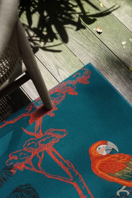 Dywan zewnętrzny Jungle papugi wielokolorowy na podłodze