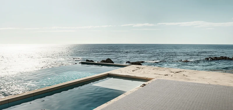 Dywan zewnętrzny Carpet Decor Outdoor Deserto szary nad basenem