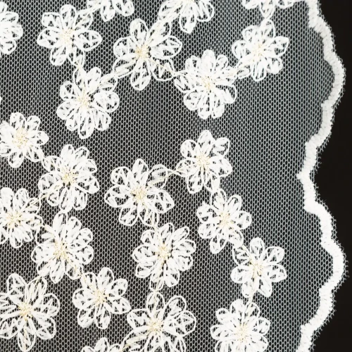 Firana tiulowa gotowa 130x270 cm z kwiatowym haftem.webp