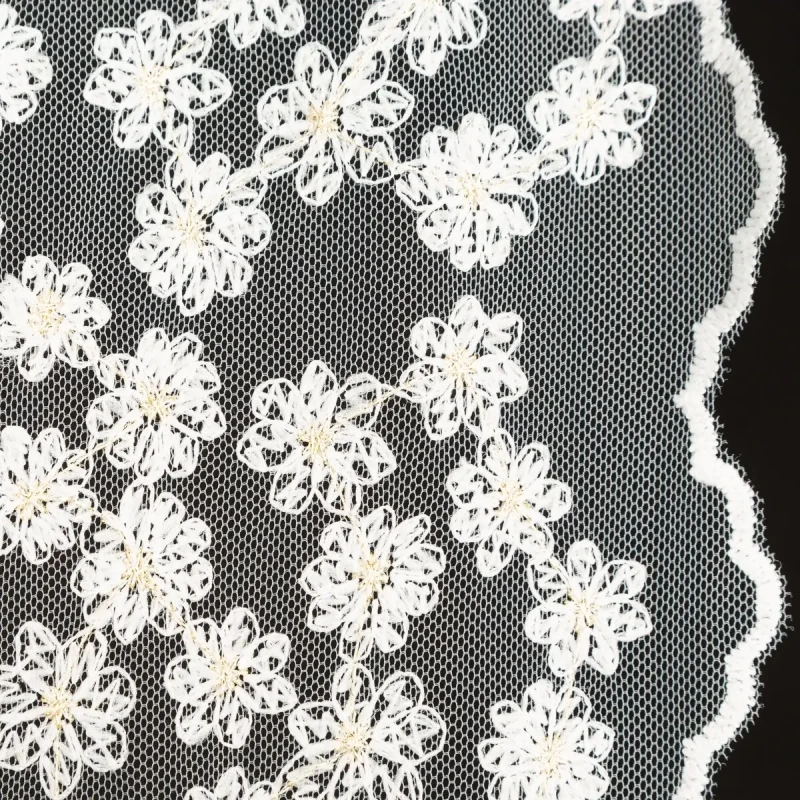 Firana tiulowa gotowa 130x270 cm z kwiatowym haftem.webp