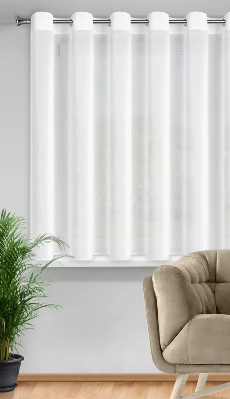 Biała krótka firanka do salonu na przelotkach.webp