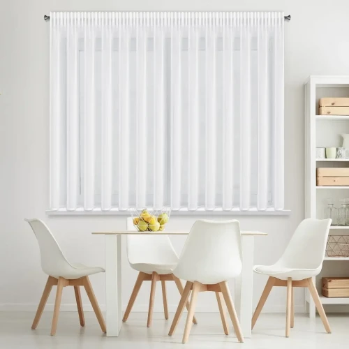 Biała krótka firanka do salonu na taśmie.webp