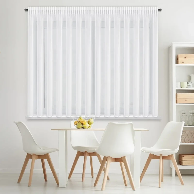 Biała krótka firanka do salonu na taśmie.webp