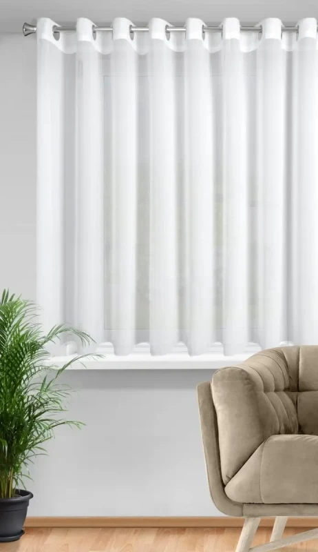 Biała krótka firanka do salonu na przelotkach.webp