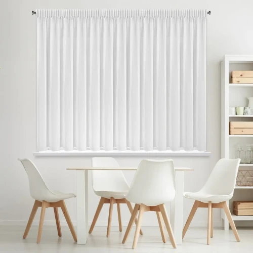 Biała krótka firanka do salonu na taśmie.webp