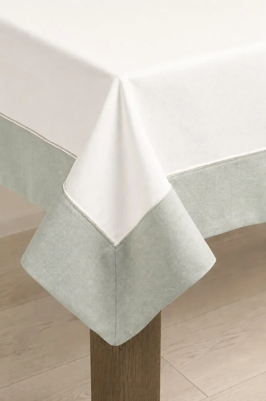 Elegancki obrus plamoodporny na stół Aspen Sandersson.webp