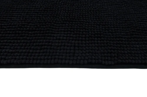 Krawędź czarnego dywanika łazienkowego Chenille soft