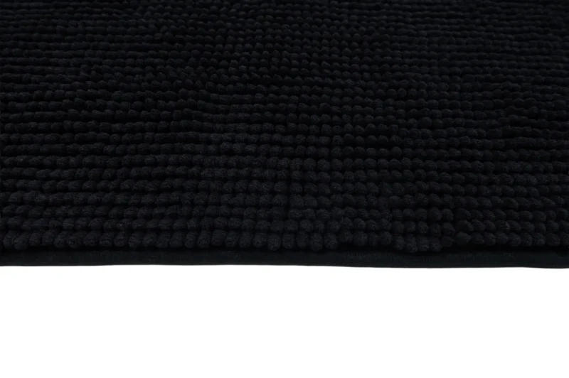 Krawędź czarnego dywanika łazienkowego Chenille soft
