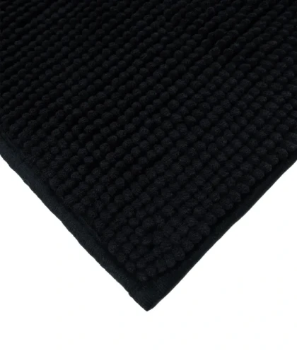 Róg czarnego dywanika łazienkowego Chenille soft