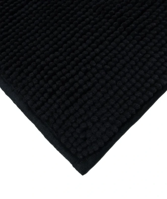 Róg czarnego dywanika łazienkowego Chenille soft