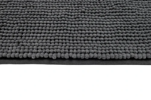 Krawędź ciemnoszarego dywanika łazienkowego Chenille soft