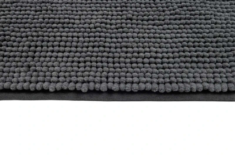 Krawędź ciemnoszarego dywanika łazienkowego Chenille soft