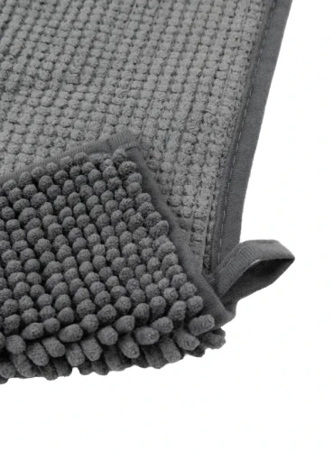 Bok i spód ciemnoszarego dywanika łazienkowego Chenille soft