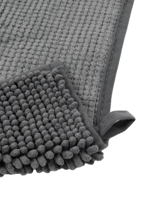 Bok i spód ciemnoszarego dywanika łazienkowego Chenille soft