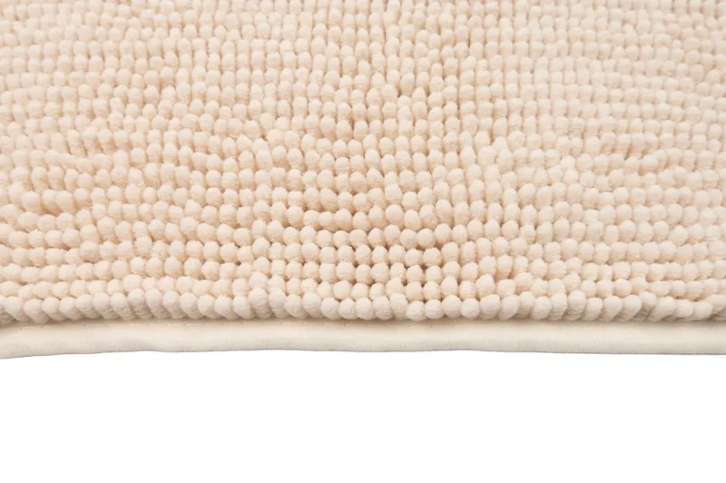 Krawędź kremowego dywanika łazienkowego Chenille soft