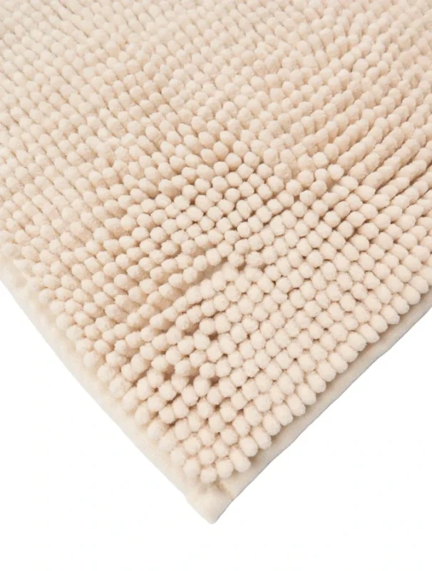 Róg kremowego dywanika łazienkowego Chenille soft