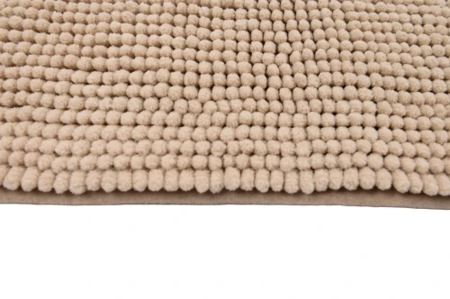 Krawędź beżowego dywanika łazienkowego Chenille soft