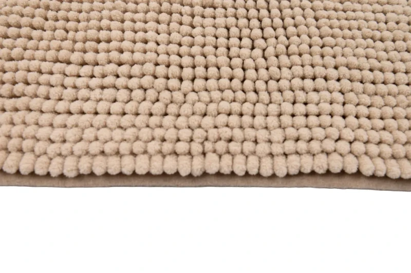 Krawędź beżowego dywanika łazienkowego Chenille soft