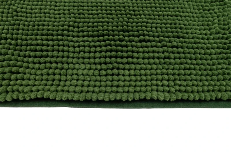 Krawędź zielonego dywanika łazienkowego Chenille soft
