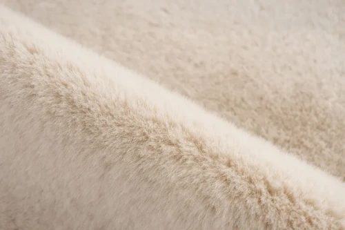 Zbliżenie runa beżowego dywanu pluszowego Lalee Hides Cosy COS 500