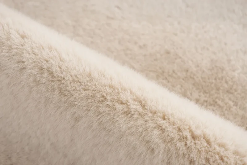 Zbliżenie runa beżowego dywanu pluszowego Lalee Hides Cosy COS 500