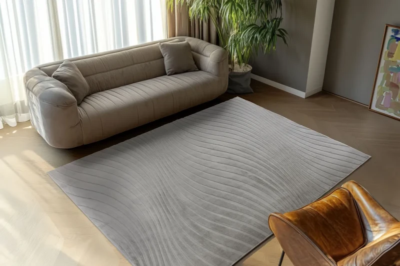 Dywan z dwupoziomowym runem Lalee Hides Comfort CMF 503 silver w salonie