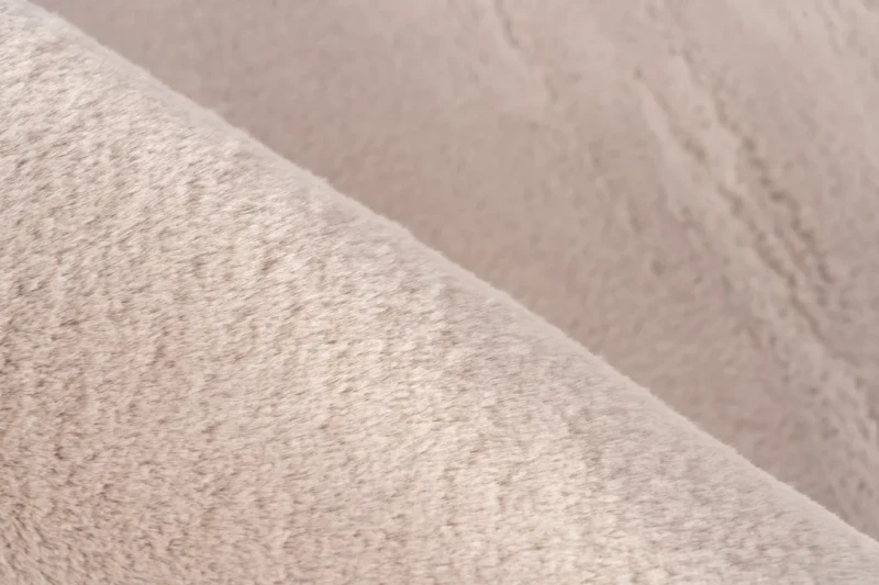 Zbliżenie runa dywanu koło Lalee Hides Paradise PAR 400 pastel pink