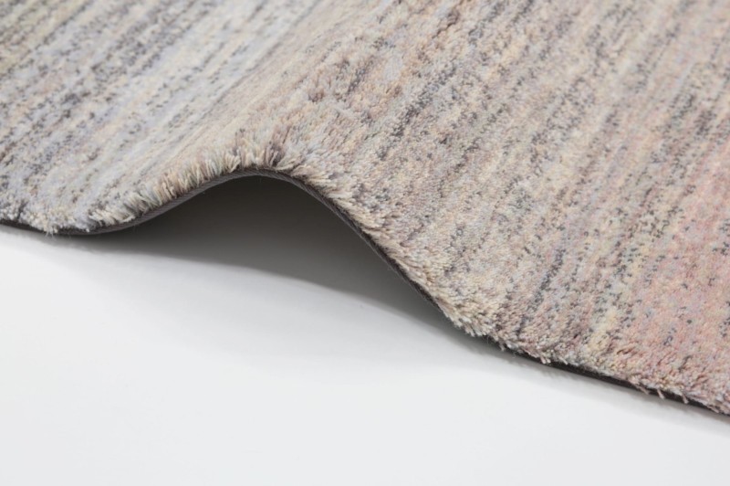 Detal zakończenia typu binding dywanu Agnella Calisia Aiko wrzosowy